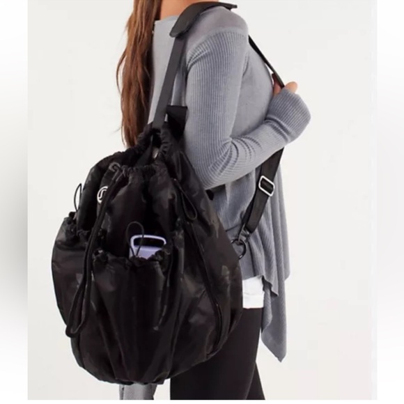 Lululemon Bliss Gym Bag Yoga Bag Travel Bag Black Large!! - Picture 3 of 9